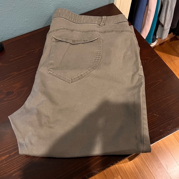 Democracy cropped pants in Olive.​ - Picture 3 of 4